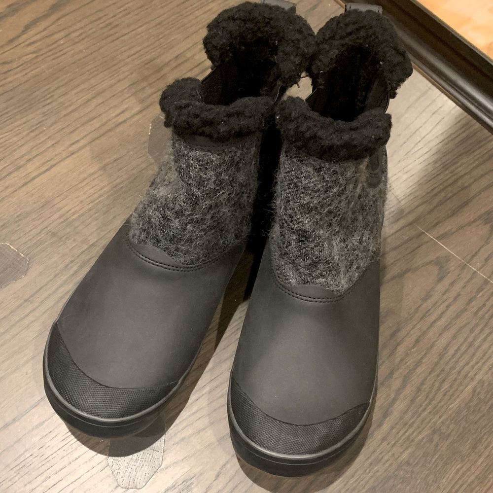 Women's Black and Gray Winter Boots
